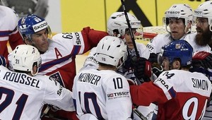 Jeden za druhého! Jágr bránil mladého spoluhráča päsťami