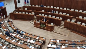 V parlamente si odsúhlasili dlhšiu pracovnú dobu do Vianoc