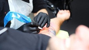 Hlasy milovaných na tele. Toto tetovanie prehrá pomocou aplikácie zvuk