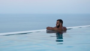 Práca snov: Milionár hľadá niekoho, kto s ním bude cestovať po svete a fotiť ho