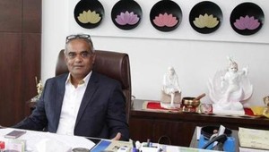 Šéf rozdáva svojim zamestnancom autá a byty