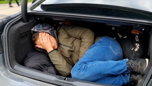 Policajti chytili na hraniciach takmer 20 migrantov. Boli v kufri auta, prevádzač bol nafetovaný