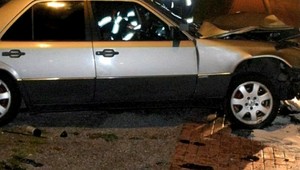 Mladík pri Ružomberku zdemoloval so svojím Mercedesom stĺp