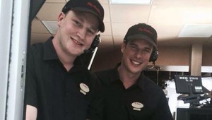 Megahviezdy Crosby a MacKinnon ponúkali šišky a kávu