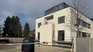 Dieťa vypadlo z balkóna. Záchranári ho previezli vrtuľníkom do nemocnice