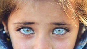 Fotograf zvečňuje výnimočné deti, ktoré stretáva na ulici: Ich magické oči vás zhypnotizujú