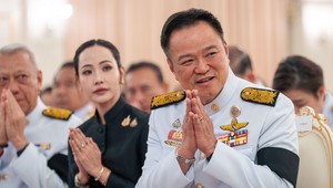 Problémy v raji? Thajský kráľ rozpustil parlament