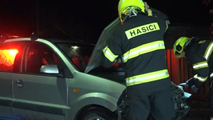 Vodič sa o centimetre vyhol katastrofe. Jeho auto skončilo mimo cesty