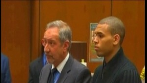 Spevák Chris Brown pred súdom: Rihannu som nezmlátil!