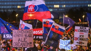 Vo viacerých mestách SR sa konajú protesty v reakcii na kroky vlády a premiéra