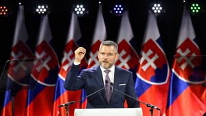 Podľa Lenča sa strany o voliča bijú až zúfalo. Toto všetko vyčíta nielen Hlasu, ale aj Hegerovým Demokratom