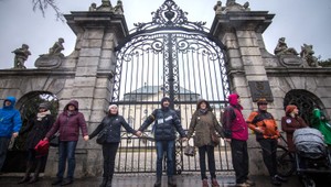 Štrajkujúci učitelia v Bratislave obliehali úrad vlády aj Prezidentský palác