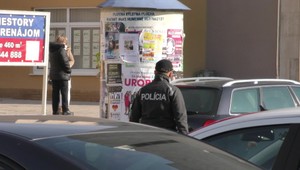 Dráma za zatvorenými dverami. Priateľke povedal, že ak sa pokúsi odísť z bytu, tak ju podreže