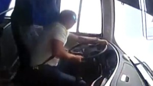 VIDEO: Do autobusu narazilo auto, ľudia lietali zo strany na stranu