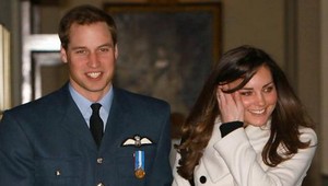 William a Kate pristihnutí! TO je ale romantika!
