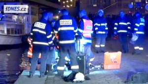 Tragická havária na moste v Prahe. Po náraze auta  lovili ľudí z Vltavy