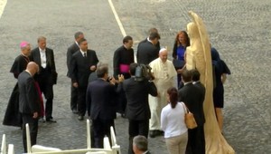 Košičania odovzdali pápežovi Františkovi sochu anjela