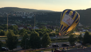 Nehoda v Košiciach. Na cestu musel núdzovo pristáť balón