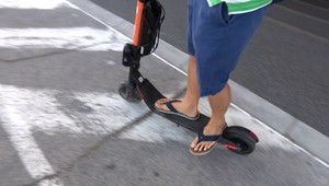 Novodobý problém v uliciach. Počet úrazov na elektrických kolobežkách sa zvyšuje