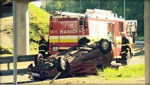 Hromadná nehoda v Bratislave! Prevrátilo sa auto s dieťaťom (5)