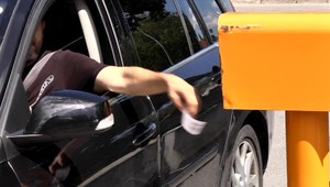 Na parkovisku pred nemocnicou sa rozhodol ešte zarobiť