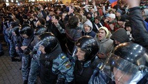 Rusi sa búria proti Putinovi, rozprášili ich ťažkoodenci