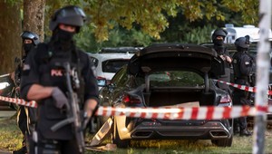 Muž strieľal z balkóna na šiestom poschodí