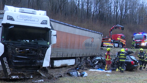 Tragická čelná zrážka kamiónu a osobného auta si vyžiadala obeť
