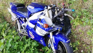 Motorkár v rýchlosti narazil do zvodidiel. Jeho telo vymrštilo do priekopy