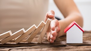 Obyvatelia zhoreného paneláku v Petržalke mali podpoistený majetok – čo robiť, aby ste na staré poistené zmluvy nedoplatili aj vy?