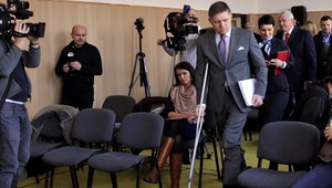 Premiér Fico si počas kampane liečil zdravú nohu!