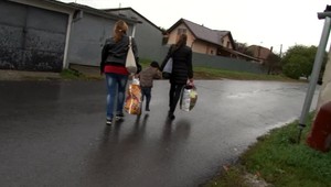 Matka hodila svojho syna (4) o zem. Všetko zachytila bezpečnostná kamera