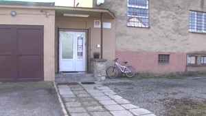 Súrodencov už polroka terorizuje brat so sekerou. Policajti muža stále neobvinili