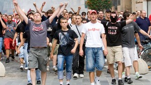 Polícia už v Bratislave riešila prvé incidenty so srbskými fanúšikmi