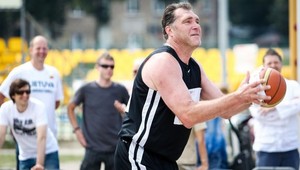 Sabonis to stále vie. Chrbtom ku košu trafil od polovice!