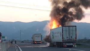 Poľský vodič zacítil dym a počul silnú ranu. Plamene zachvátili jeho kamión na D1
