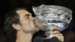 Federer zdolal Nadala v päťsetovej dráme. Má 18. veľký titul