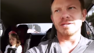 Desivý útok! Bitka seriálového Steva s motorkármi pred očami jeho 10-ročnej dcéry!