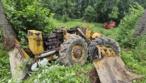 Tragédia v neprístupnom teréne. Robotník zahynul pri sťahovaní dreva