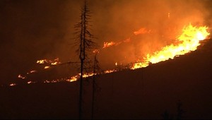 V Nízkych Tatrách horí, od rána pomáha aj vrtuľník