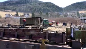 Špecialisti odstraňujú vykoľajené vagóny, priamo na mieste ich musia rozpíliť