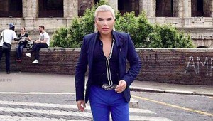 Ken môže prísť o miliardy, rodina mu hrozí vydedením