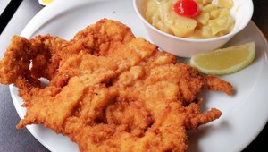 Muž zaútočil na rovesníka. K násiliu ho prinútila obava, že mu v jedálni nezostane rezeň