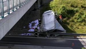 Nehoda na R1. Mladý šofér sa obzrel za iným autom,  nabúral do mosta