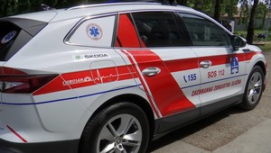 Záchranári začali s testovaním elektromobilu. Má im pomôcť dostať sa k pacientovi skôr ako sanitka
