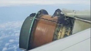 Motor Boeingu sa začal počas letu rozpadávať, museli núdzovo prístáť