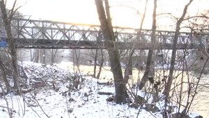 Vojaci a hasiči postavili v Kysaku dočasný most za 11 dní. Pôvodný sa samovoľne zrútil