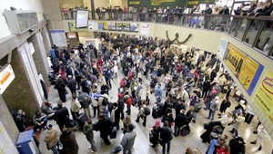 Vlaky plné ľudí stále viac odstrašujú. Riešenia akoby stále nestačili