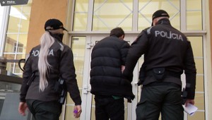 Mladík sa na ulici vyhrážal s nožmi v rukách a kričal vulgarizmy