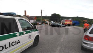 Auto vrazilo do ľudí na zastávke, minimálne jeden mŕtvy